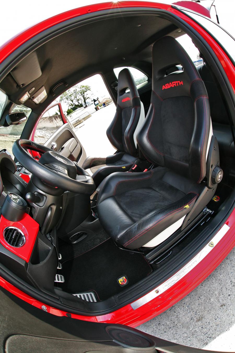 Интерьер Abarth GTR230 Tributo Ferrari by Pogea Racing 2010 года  (фото 6 из 33)